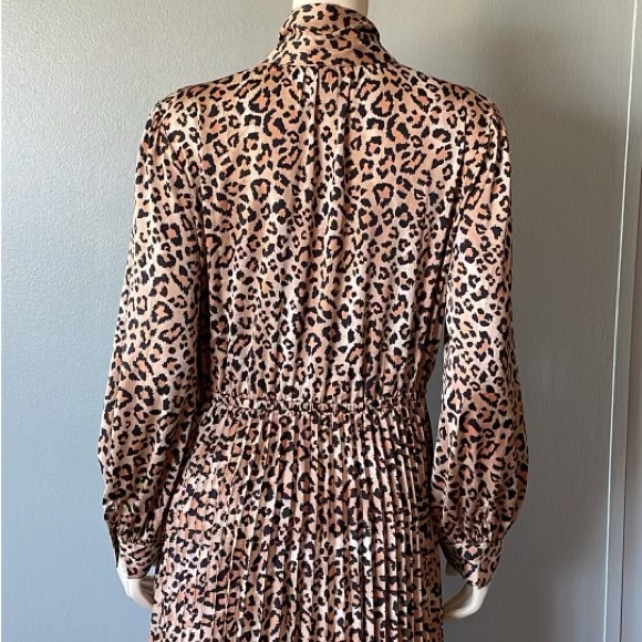 On - 34th pleated ,long sleeves dress , size Large - Picture 4 of 11